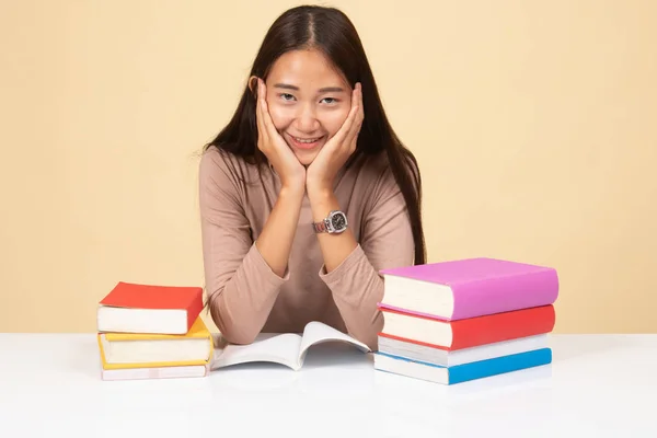 Jeune femme asiatique lire un livre avec des livres sur la table . — Photo