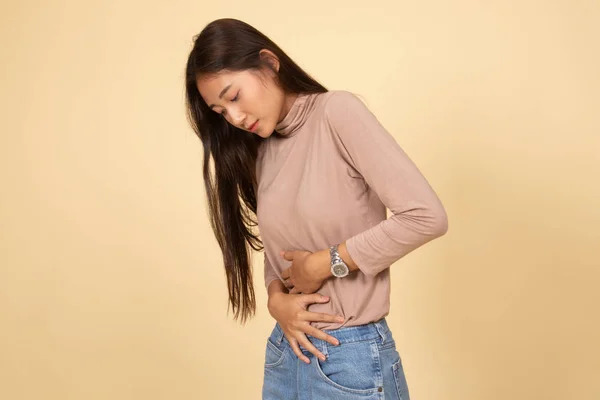 Joven asiática mujer got stomachache . —  Fotos de Stock