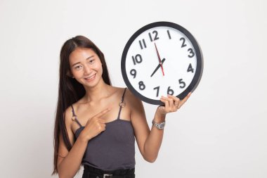 Bir saat noktasına genç Asyalı kadın.