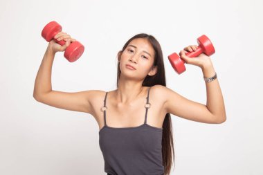 Asyalı kadın dumbbells ile yorgun.