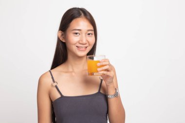 Genç Asyalı kadın içki portakal suyu.