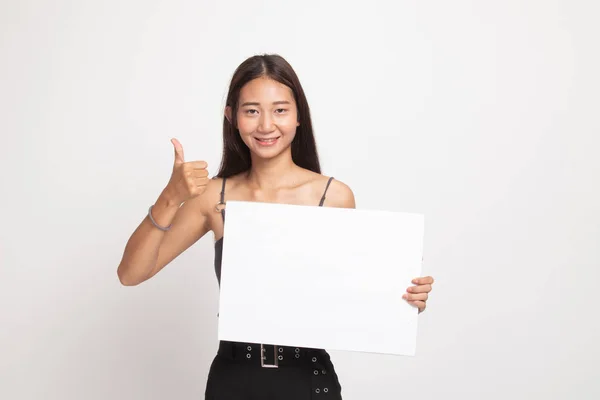 Jonge Aziatische vrouw opdagen duimen met witte leeg bord. — Stockfoto