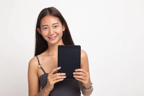 Jeune femme asiatique avec une tablette informatique . — Photo