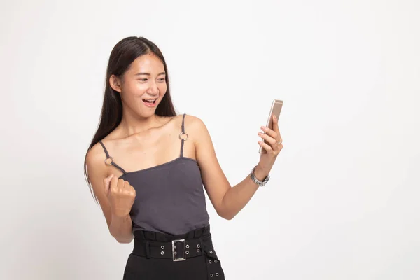Успішні молоді азіатські жінки з мобільного телефону. — стокове фото