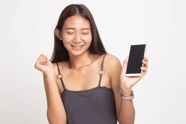 Feliz joven mujer asiática con teléfono móvil . —  Fotos de Stock