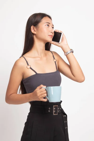 휴대 전화 및 커피 컵 젊은 아시아 여자. — 스톡 사진