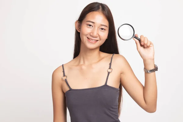 Giovane donna asiatica con una lente d'ingrandimento . — Foto Stock