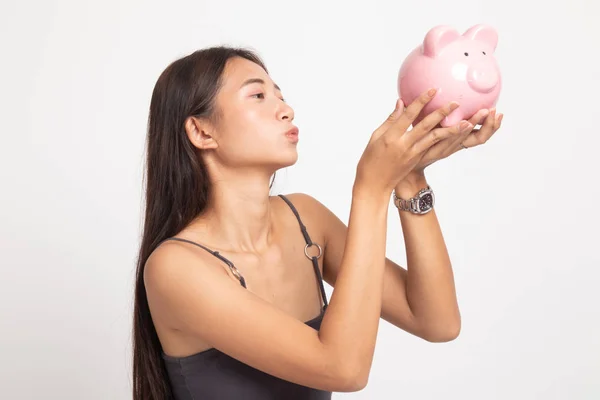 Young Asian woman kiss  a pink coin bank. — Stock Photo, Image