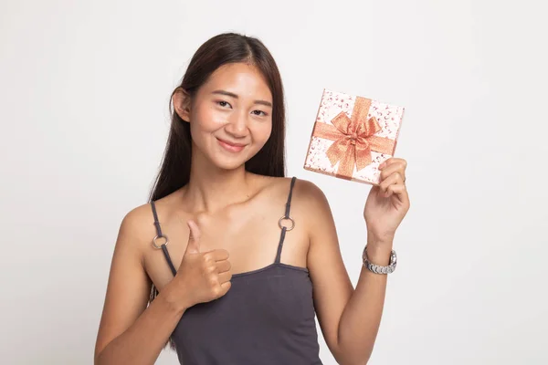 젊은 아시아 여성 선물 상자 엄지손가락. — 스톡 사진