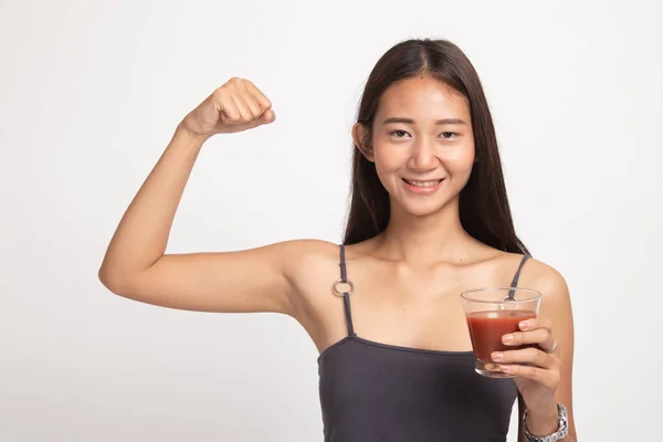Forte femme asiatique saine avec du jus de tomate . — Photo