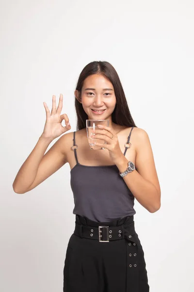 Genç Asyalı kadın göster Ok ile içme suyu bir bardak. — Stok fotoğraf