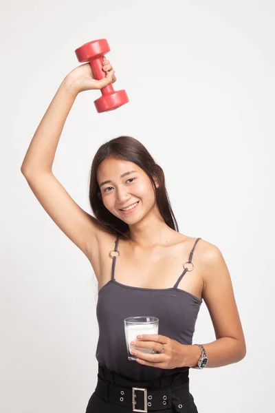 Femme asiatique en bonne santé boire un verre de lait et haltère . — Photo