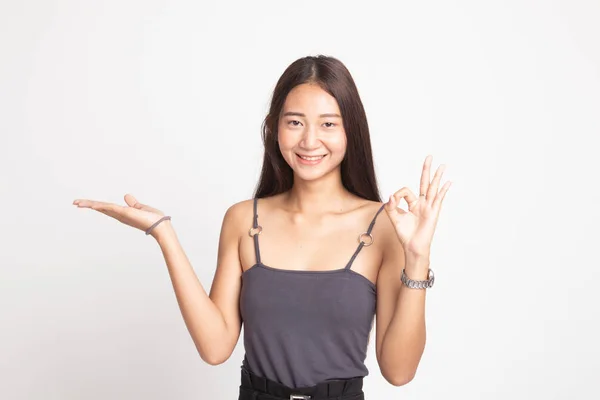 Vacker ung asiatisk kvinna Visa palm handen och Ok tecken. — Stockfoto