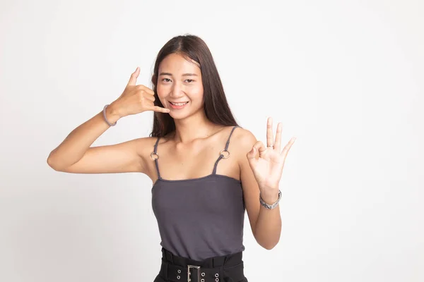 Mladá asijská žena show s telefonem gesto a Ok. — Stock fotografie