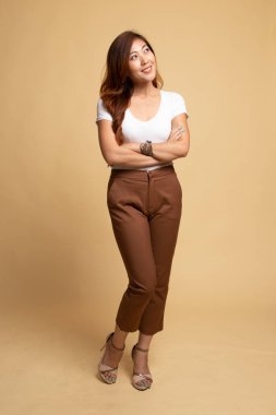 Güzel genç Asyalı kadının tam vücut.