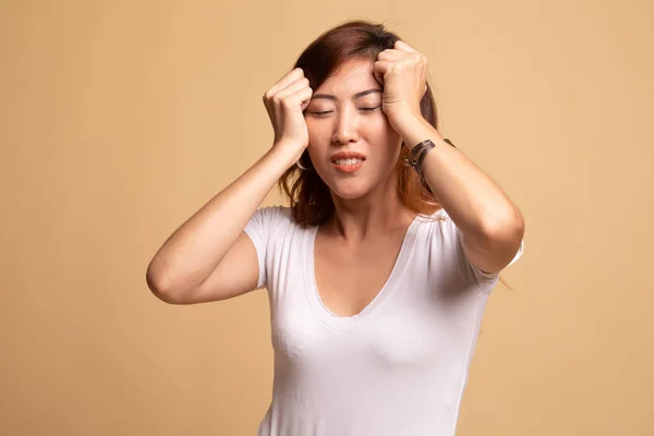 Fiatal ázsiai nő kapott beteg és fejfájás. — Stock Fotó