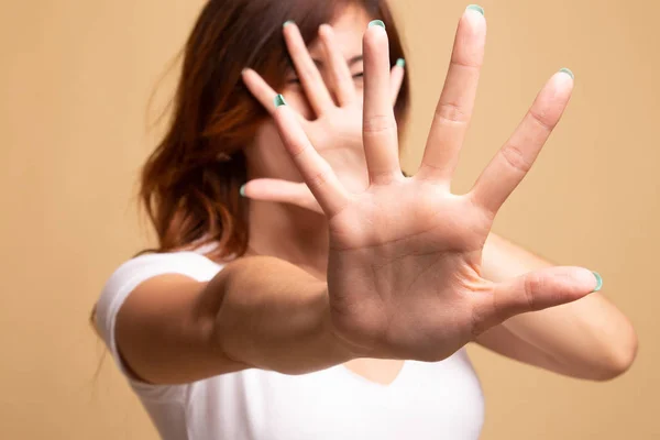 Giovane donna asiatica nascondere il suo volto . — Foto Stock