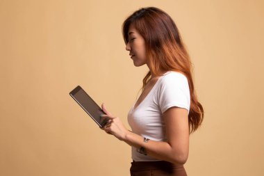 Bir bilgisayar tablet ile genç Asyalı kadın.