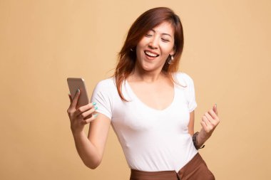 Başarılı genç Asyalı kadın ile hareket eden telefon.