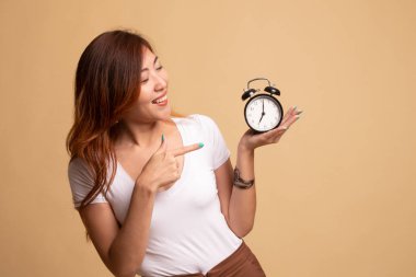 Bir saat noktasına genç Asyalı kadın.