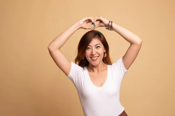 年轻的亚裔女子，打手势心手标志. — 图库照片