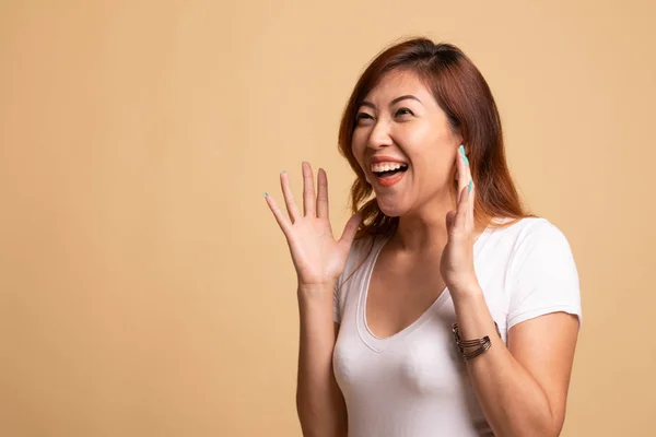 Joven asiática mujer es sorprendido y sonrisa . —  Fotos de Stock