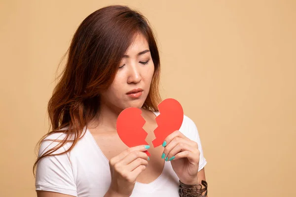 Beautiful young Asian woman with broken heart. — Stock Photo, Image