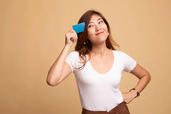 Joven mujer asiática pensar con una tarjeta en blanco . —  Fotos de Stock