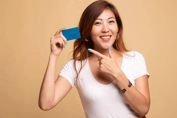 Jovem mulher asiática apontar para um cartão em branco . — Fotografia de Stock