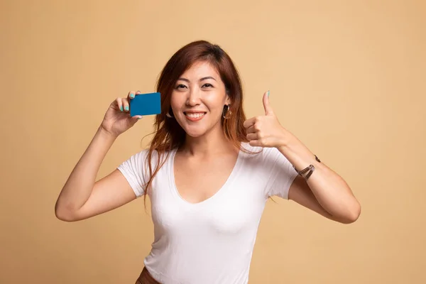 Joven mujer asiática pulgares arriba con una tarjeta en blanco . —  Fotos de Stock