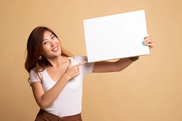 Jovem mulher asiática apontar para sinal em branco . — Fotografia de Stock