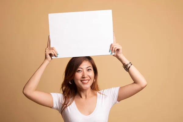 Young Asian woman with white blank sign. — Stock Photo, Image