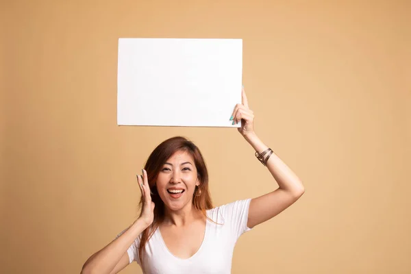 Ung asiatisk kvinna överraskning med vit blank skylt. — Stockfoto