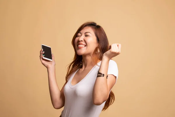 Glad ung asiatisk kvinna med mobiltelefon. — Stockfoto