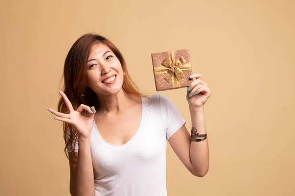 若いアジア女性は、ギフト ボックスが [ok] を表示します。. — ストック写真