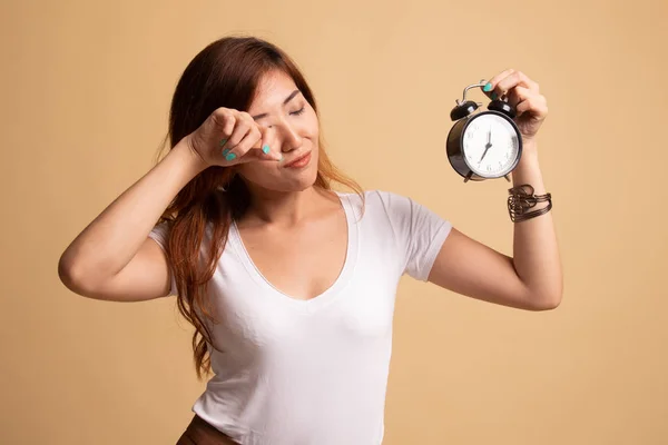 Senny młoda kobieta azjatyckich z zegarem rano. — Zdjęcie stockowe