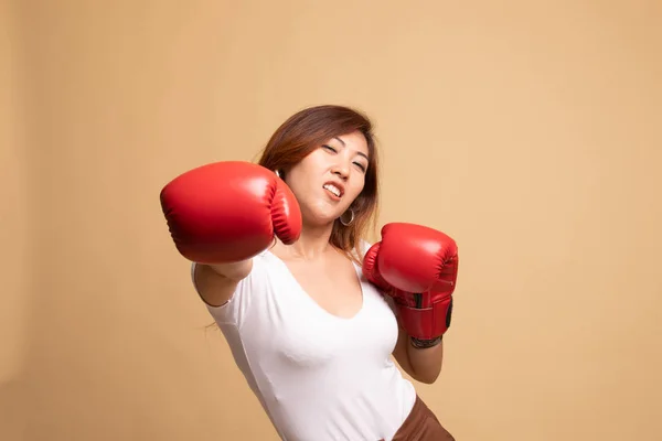 Jeune femme asiatique avec des gants de boxe rouge. — Photo