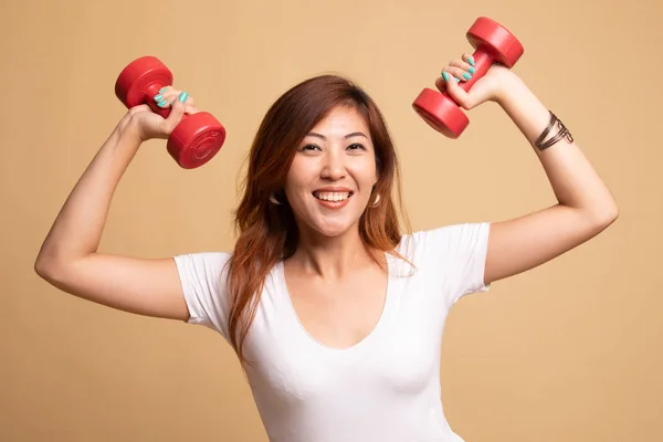 Saludable mujer asiática con mancuernas . — Foto de Stock