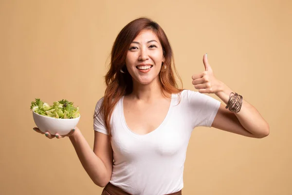 Friska asiatisk kvinna tummen upp med sallad. — Stockfoto