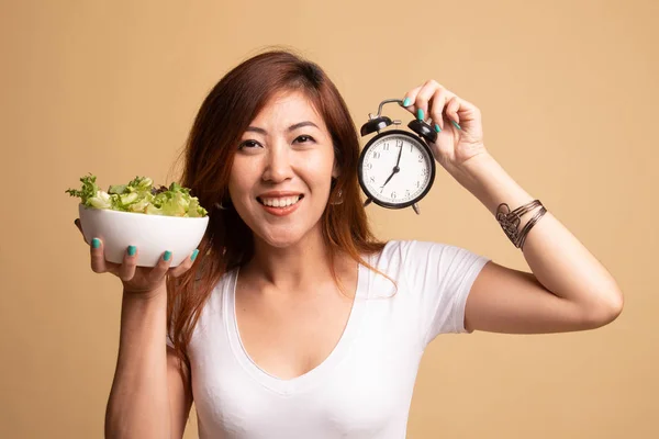 Молодая азиатка с часами и салатом . — стоковое фото