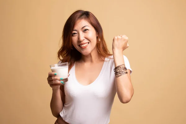 Saludable mujer asiática bebiendo un vaso de leche . —  Fotos de Stock