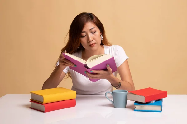 Młoda kobieta azjatyckich czytać książki filiżankę kawy. — Zdjęcie stockowe