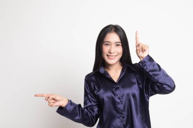 Genç Asyalı kadın noktası iki elle.