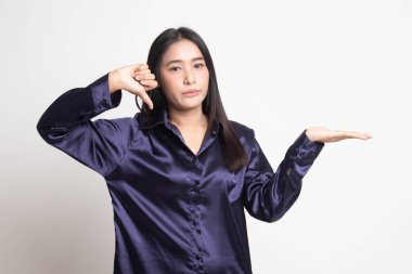 Genç Asyalı kadın göstermek palm el ve başparmak aşağı.