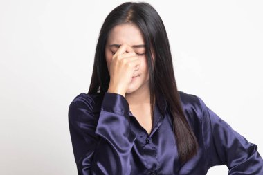 Genç Asyalı kadın hasta ve baş ağrısı var.