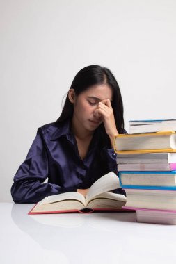 Yorgun Asyalı kadın baş ağrısı okuma sekmesinde kitaplarla bir kitap aldım.