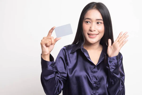 Jovem mulher asiática feliz com cartão em branco . — Fotografia de Stock