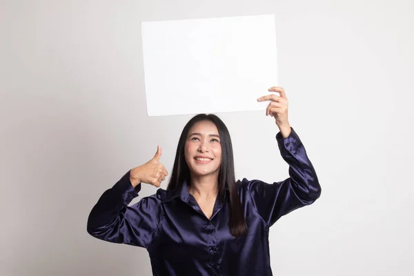 Junge asiatische Frau zeigen Daumen nach oben mit weißen leeren Zeichen. — Stockfoto