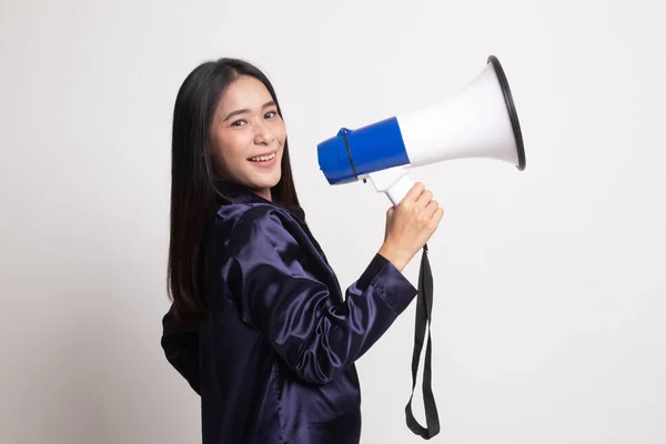 Mooie jonge Aziatische vrouw kondigen met megafoon. — Stockfoto