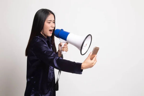Irritado jovem mulher asiática gritar com megafone para o telefone móvel . — Fotografia de Stock